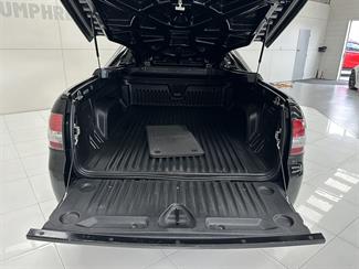 2017 Holden Commodore - Thumbnail