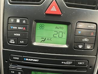 2005 Holden Commodore - Thumbnail