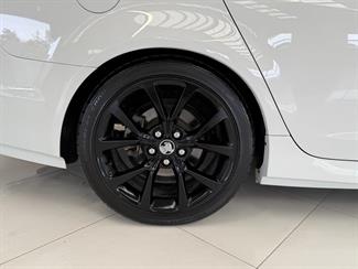2016 Holden Commodore - Thumbnail